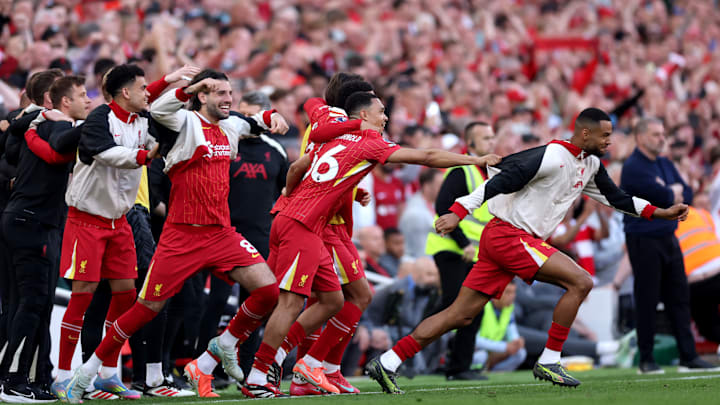 L'équipe de Liverpool célébrant son titre de Premier League  