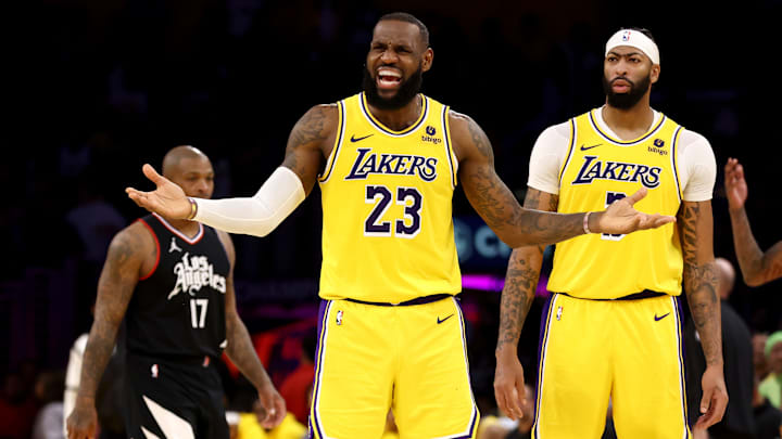 James y Davis son las principales figuras de los Lakers