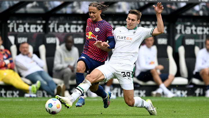 Maximilian Wöber im Duell mit Xavi Simons