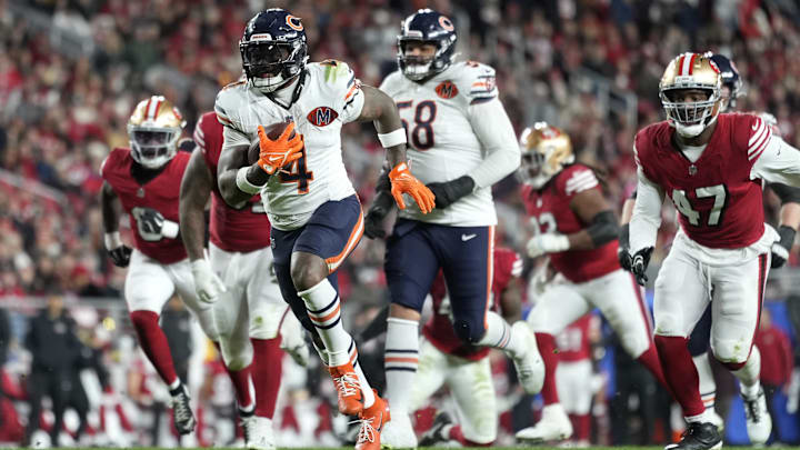 D'Andre Swift scores against the 49ers. Swift's versatility makes him more valued to the Bears than many free agent backs. 