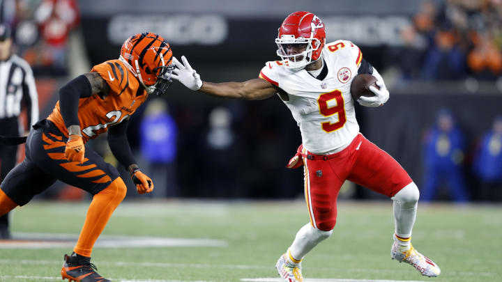 Dec 4, 2022; Cincinnati, Ohio, USA; Cincinnati Bengals cornerback Cam Taylor-Britt (29) gets the stiff arm from Kansas City Chiefs wide receiver JuJu Smith-Schuster (9) during the second quarter at Paycor Stadium. Mandatory Credit: Joseph Maiorana-USA TODAY Sports Dec 4, 2022; Cincinnati, Ohio, USA; Cincinnati Bengals cornerback Cam Taylor-Britt (29) gets the stiff arm from Kansas City Chiefs wide receiver JuJu Smith-Schuster (9) during the second quarter at Paycor Stadium. Mandatory Credit: Joseph Maiorana-USA TODAY Sports