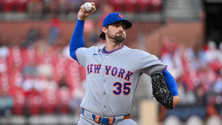 Mar 30, 2026; St. Louis, Missouri, USA; New York Mets starting pitcher Clay Holmes (35) pitches against the St. Louis Cardinals during the first inning at Busch Stadium. Mandatory Credit: Jeff Curry-Imagn Images