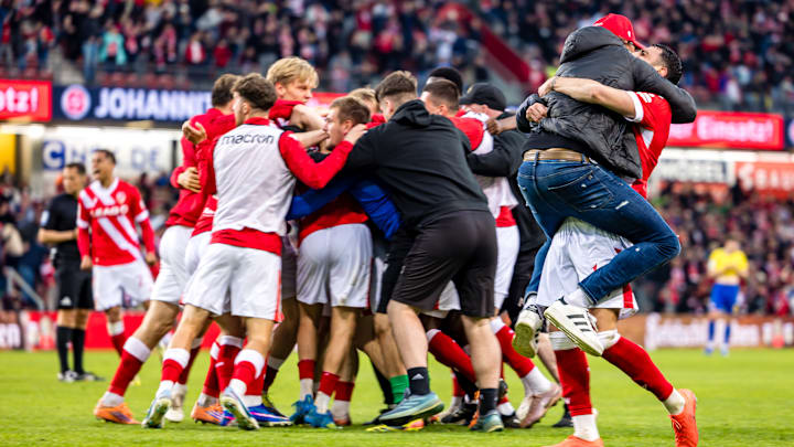 Die Cottbuser Jubel-Traube beim richtungsweisenden 5:3-Comeback gegen Rot-Weiss Essen Ende April Die Cottbuser Jubel-Traube beim richtungsweisenden 5:3-Comeback gegen Rot-Weiss Essen Ende April