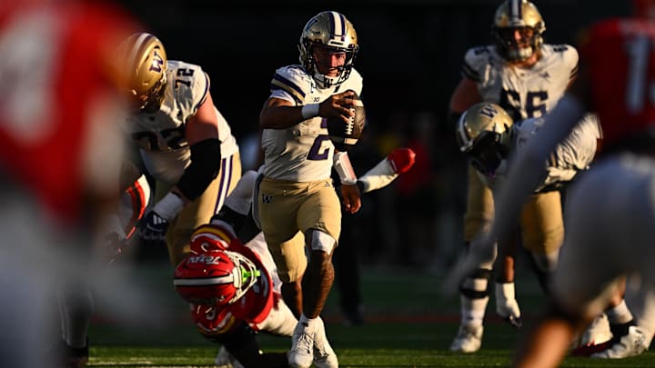  Demond Williams Jr. (2) runs for a first down with John Mills (72) and Landen Hatchett (66) providing the blocking. 