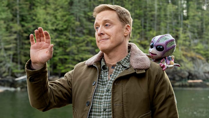 RESIDENT ALIEN -- "The End is Here" Episode 410 -- Pictured: Alan Tudyk as Harry Vanderspeigle -- (Photo by: James Dittiger/USA Network)