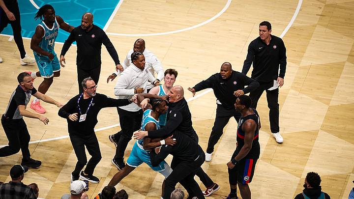 Momento de la bronca entre los Charlotte Hornets y los Detroit Pistons. Momento de la bronca entre los Charlotte Hornets y los Detroit Pistons.