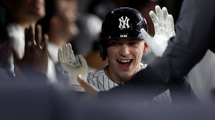 Ben Rice celebra su primer homerun de la noche en que Yankees apaleó a Boston.