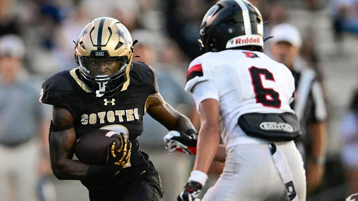 Monarch running back Malakhi Payne (with ball) Monarch running back Malakhi Payne (with ball)