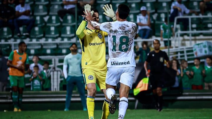 Goiás aplicou a maior goleada na última rodada e ainda teve o goleiro Tadeu balançando a rede Goiás aplicou a maior goleada na última rodada e ainda teve o goleiro Tadeu balançando a rede