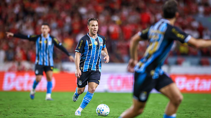 Arthur voltou ao Tricolor em 2025 após longa passagem pelo futebol europeu