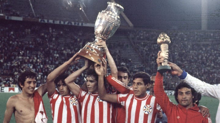 La selección de Paraguay levantando la Copa América de 1979 
