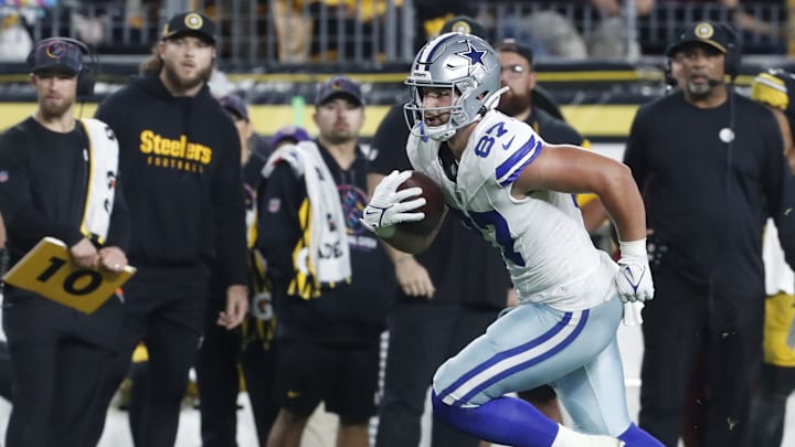 Dallas Cowboys tight end Jake Ferguson runs after catch against the Pittsburgh Steelers.