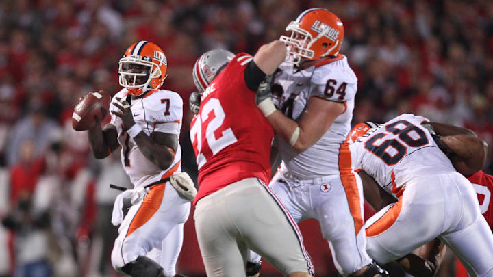 Nov 10, 2007; Columbus, OH, USA; Illinois Fighting Illini quarterback Juice Williams (7) throws in the pocket against the Ohio State Buckeyes at Ohio Stadium. The Fighting Illini beat the Buckeyes 28-21. Mandatory Credit: Matthew Emmons-Imagn Images