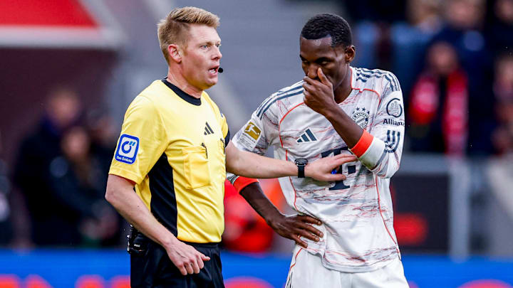 Schiedsrichter Christian Dingert stellte Nicolas Jackson vom Platz Schiedsrichter Christian Dingert stellte Nicolas Jackson vom Platz