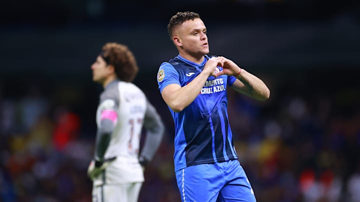 Jonathan Rodríguez le marcó a Guillermo Ochoa