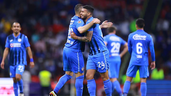 Jugadores de Cruz Azul celebran un gol ante los Pumas UNAM.