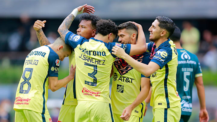 Jugadores del América celebran un gol.