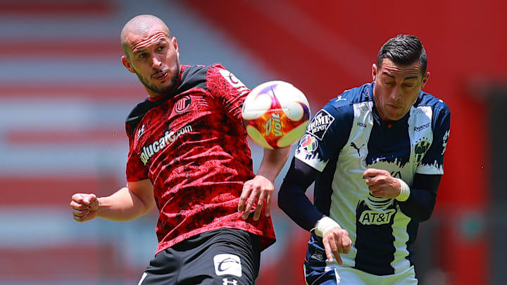 Torres Nilo y Funes Mori en la pelea de un balón.