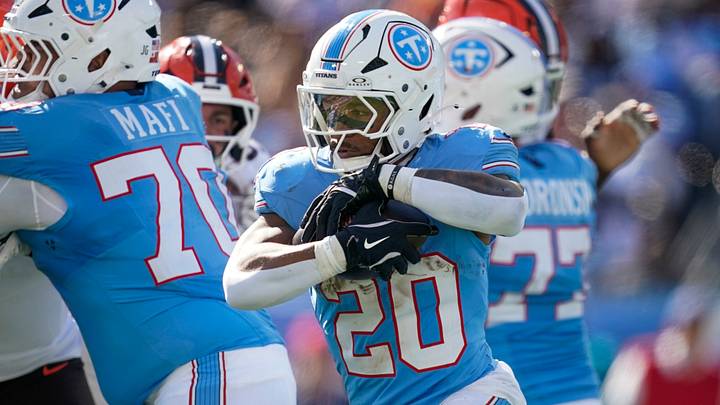 Tennessee Titans running back Tony Pollard (20) runs the ball during the third quarter against the Cleveland Browns at Nissan Stadium in Nashville, Tenn., Sunday, Oct. 25, 2026. Tennessee Titans running back Tony Pollard (20) runs the ball during the third quarter against the Cleveland Browns at Nissan Stadium in Nashville, Tenn., Sunday, Oct. 25, 2026.
