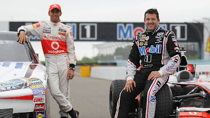 Tony Stewart, uno de los pilotos más conocidos de NASCAR y Lewis Hamilton, su par en la Fórmula 