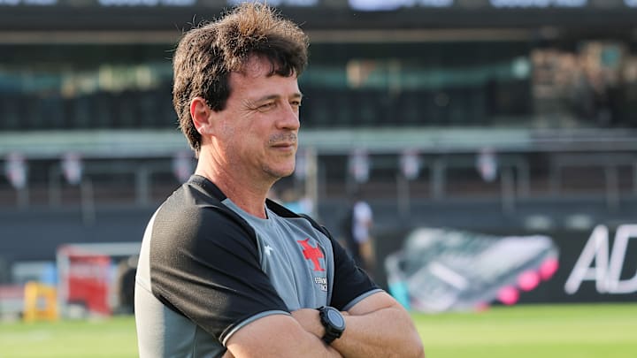 Fernando Diniz está entre os nomes analisados no Corinthians