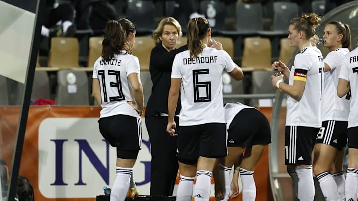 Martina Voss-Tecklenburg muss ihre Mittelfeldspielerinnen gut auf Österreichs Pressing einstellen Martina Voss-Tecklenburg muss ihre Mittelfeldspielerinnen gut auf Österreichs Pressing einstellen