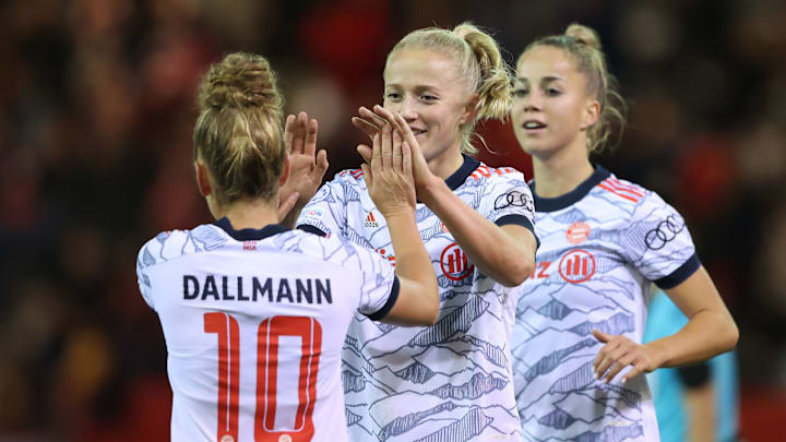 Linda Dallmann und Lea Schüller (Mitte) schossen ihre Farben zum 4:0-Sieg in Duisburg