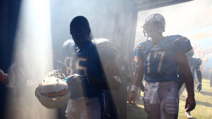 Antonio Gates es escoltado por Philip Rivers. Antonio Gates es escoltado por Philip Rivers.