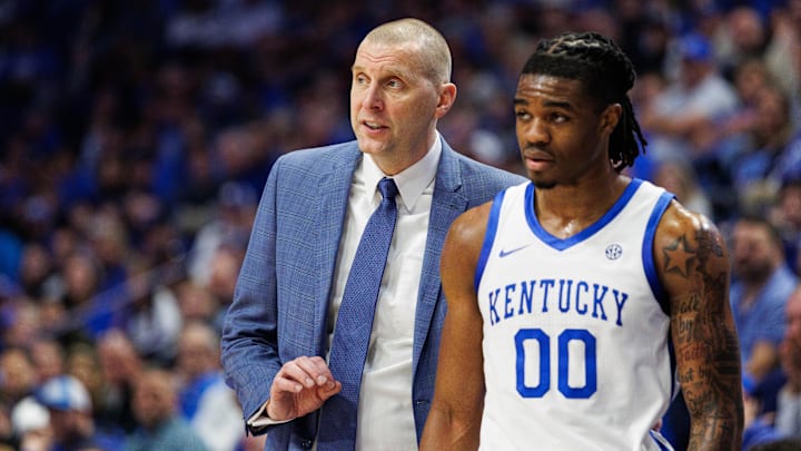 Feb 8, 2025; Lexington, Kentucky, USA; Kentucky Wildcats head coach Mark Pope talks with guard Otega Oweh (00) during the second half against the South Carolina Gamecocks at Rupp Arena at Central Bank Center. Mandatory Credit: Jordan Prather-Imagn Images Feb 8, 2025; Lexington, Kentucky, USA; Kentucky Wildcats head coach Mark Pope talks with guard Otega Oweh (00) during the second half against the South Carolina Gamecocks at Rupp Arena at Central Bank Center. Mandatory Credit: Jordan Prather-Imagn Images
