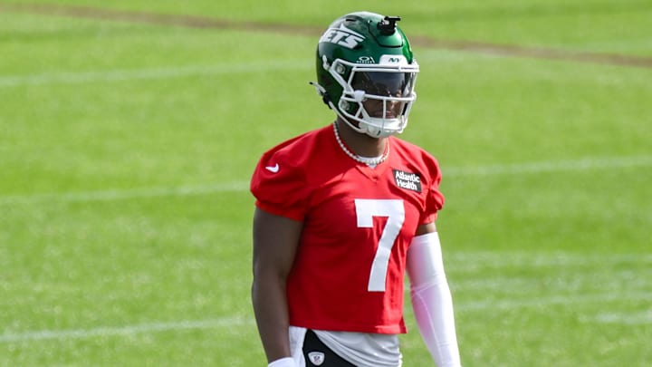 Jul 23, 2025; Florham Park, NY, USA; New York Jets quarterback Justin Fields (7) warms up during training camp at Atlantic Health Jets Training Center. Mandatory Credit: John Jones-Imagn Images