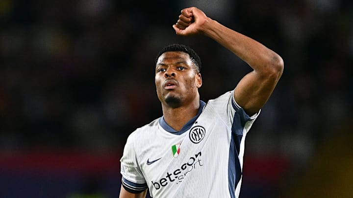 Denzel Dumfries a brillé lors du match aller entre l'Inter Milan et le FC Barcelone en Ligue des Champions Denzel Dumfries a brillé lors du match aller entre l'Inter Milan et le FC Barcelone en Ligue des Champions