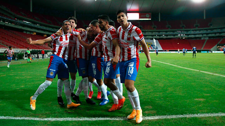 Jugadores de Chivas celebran un gol.