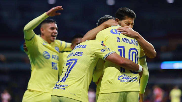 Jugadores del América celebran un gol.
