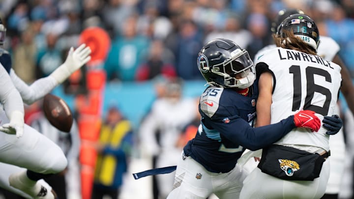 Tennessee Titans safety K'Von Wallace (35) pressures Jacksonville Jaguars quarterback Trevor