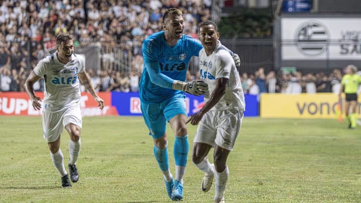João Lucas fez um gol a favor e outro contra em MG
