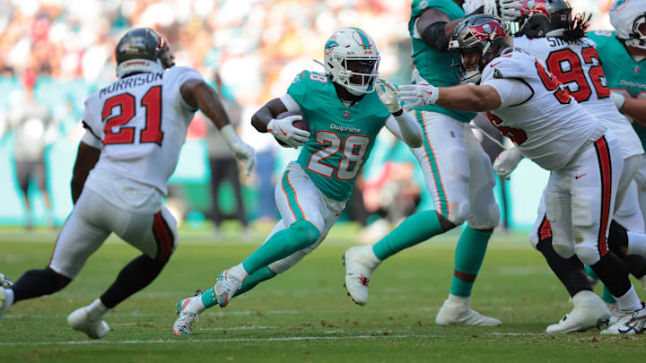 Miami Dolphins running back De'Von Achane (28) runs for a gain during the second quarter against the Tampa Bay Buccaneers at Hard Rock Stadium.