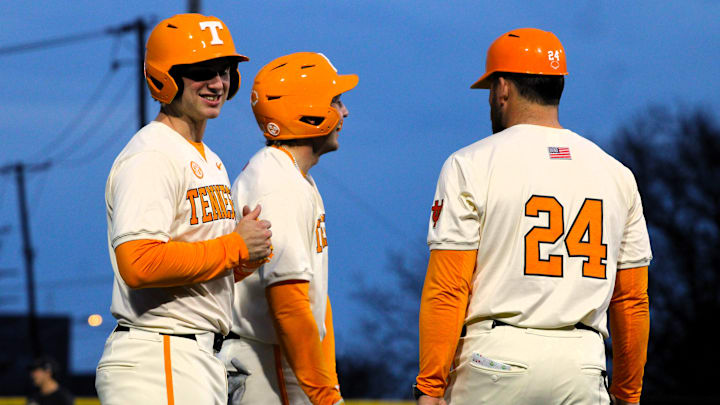 Josh Elander talking to players during a timeout