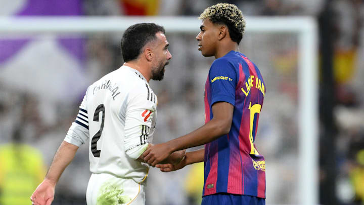Dani Carvajal (izquierda) y Lamine Yamal (derecha) intercambiaron palabras al finalizar El Clásico