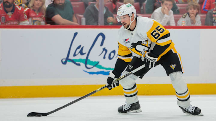Oct 23, 2025; Sunrise, Florida, USA; Pittsburgh Penguins defenseman Erik Karlsson (65) moves the puck against the Florida Panthers during the first period at Amerant Bank Arena. Mandatory Credit: Sam Navarro-Imagn Images Oct 23, 2025; Sunrise, Florida, USA; Pittsburgh Penguins defenseman Erik Karlsson (65) moves the puck against the Florida Panthers during the first period at Amerant Bank Arena. Mandatory Credit: Sam Navarro-Imagn Images