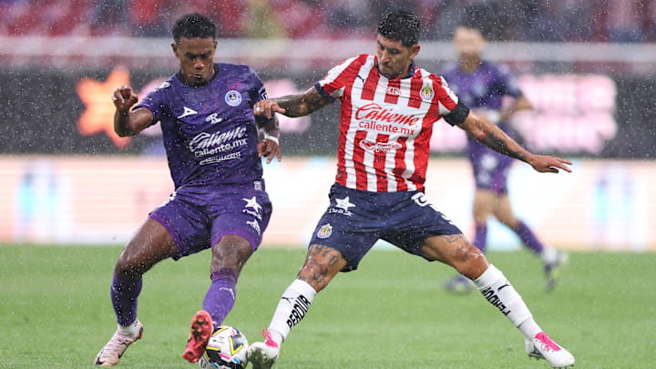 El panameño Yoel Bárcenas de Mazatlán y Víctor Guzmán de Chivas en el Apertura 2024