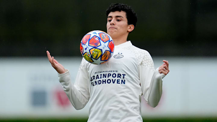 Tras algunos ‘Me gusta’ en los Instagram del directivo y presidente rojiblanco, Chivas se ilusiona con el posible fichaje del mexicoamericano Richard Ledezma, quien milita en el PSV Eindhoven de los Países Bajos.