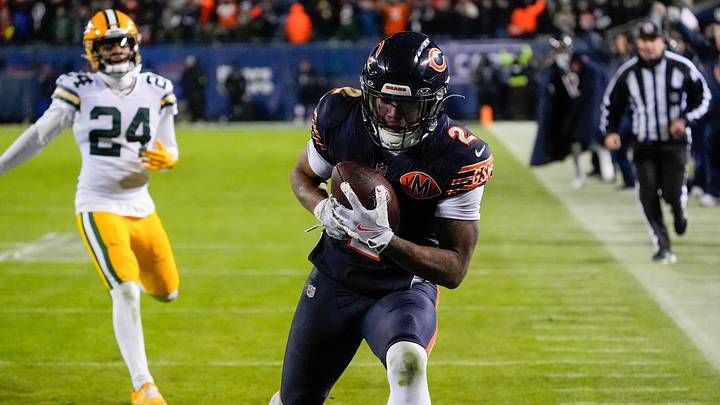 Chicago Bears WR DJ Moore catches a touchdown against the Green Bay Packers. Mandatory Credit: David Banks-Imagn Images. Chicago Bears WR DJ Moore catches a touchdown against the Green Bay Packers. Mandatory Credit: David Banks-Imagn Images.