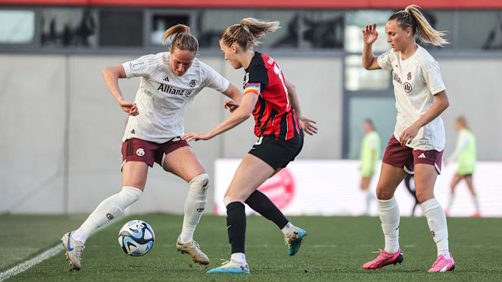 Sydney Lohmann (links) im Duell mit Laura Freigang