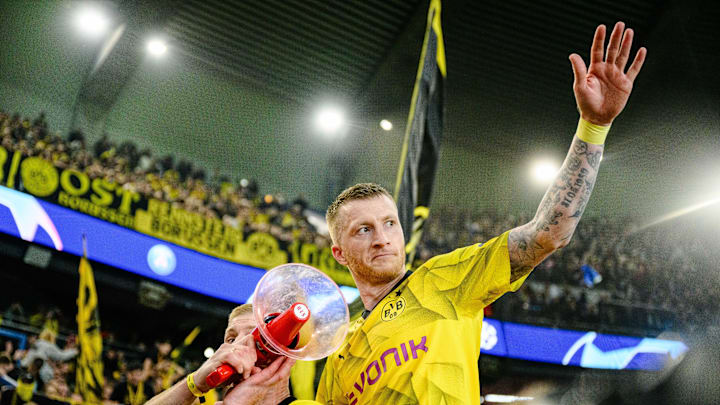 Marco Reus feiert den Finaleinzug in der Kurve Marco Reus feiert den Finaleinzug in der Kurve