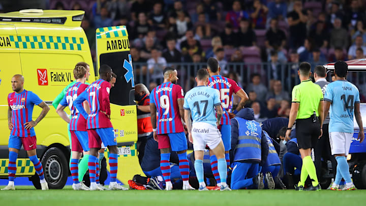 Ronald Araujo fue sacado en camilla del Camp Nou