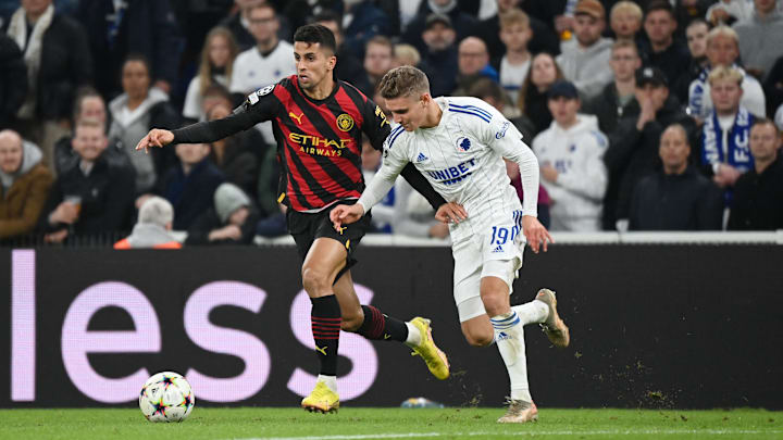 Elias Jelert im Zweikampf mit João Cancelo