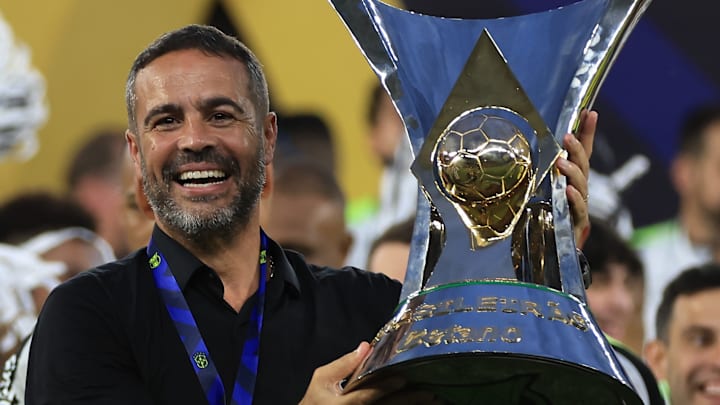 Artur Jorge ainda não definiu se seguirá no Glorioso