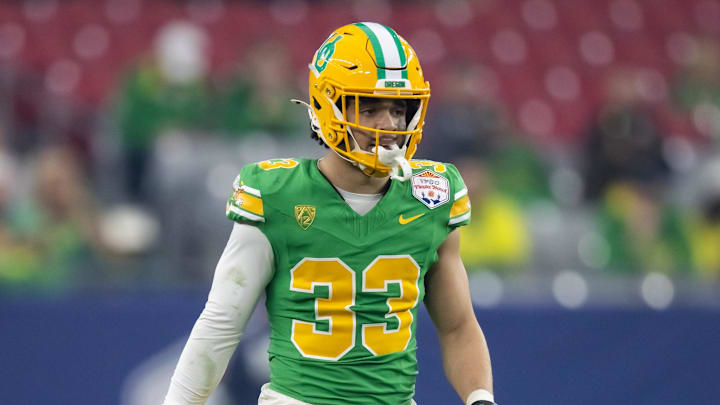 Jan 1, 2024; Glendale, AZ, USA; Oregon Ducks defensive back Evan Williams (33) against Liberty.