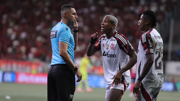 Wallace Yan ficou 10 minutos em campo na derrota do Flamengo em Salvador