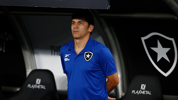 Lúcio Flávio é o atual treinador do Fogão Lúcio Flávio é o atual treinador do Fogão